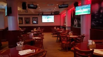  Die Champions Sports Bar in München ist ein Ort,
                                an dem Sie in die Atmosphäre des Spiels
                                eintauchen können.